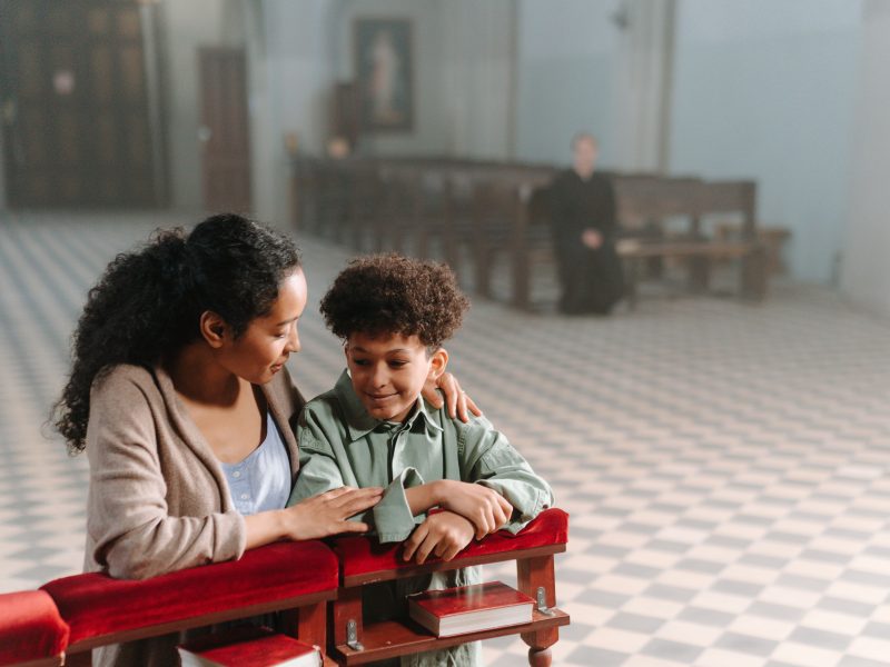 Como a família pode apoiar as crianças durante a catequese