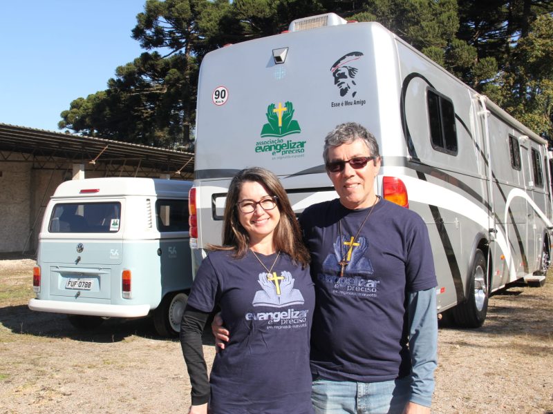 Com a fé e o pé na estrada: uma família de evangelizadores que vive em um motorhome
