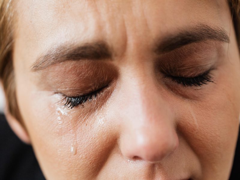 Chorar: saiba a importância dessa expressão para o corpo, mente e alma  