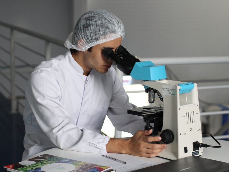 Cientistas trazem descobertas sobre Covid-19 em respostas para dúvidas da sociedade após mais de um ano de pandemia