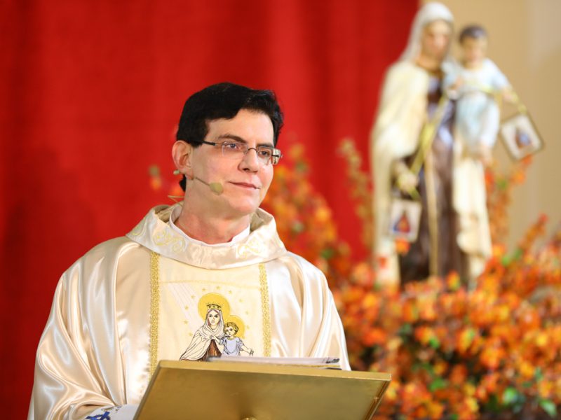 Nossa Senhora das Graças reforça a importância de sempre rezarmos