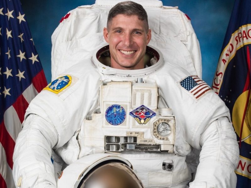 Para não ficar sem a Eucaristia, este astronauta levou hóstias consagradas ao espaço