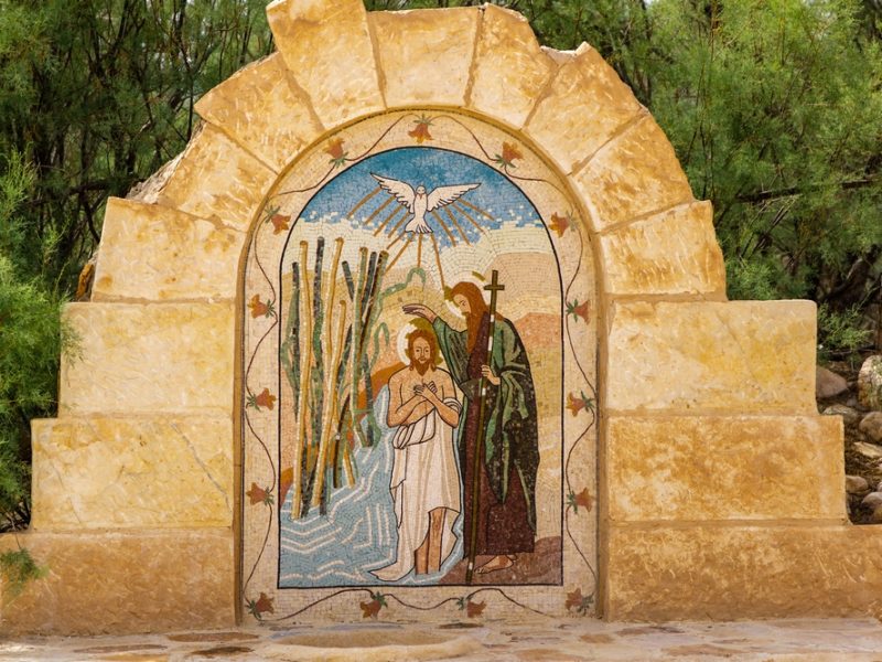 Por que Jesus foi batizado adulto e a Igreja recomenda o Batismo ainda criança?