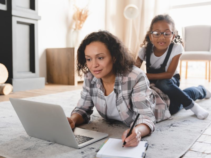 Mães buscam empreender em busca de equilibrar trabalho e maternidade