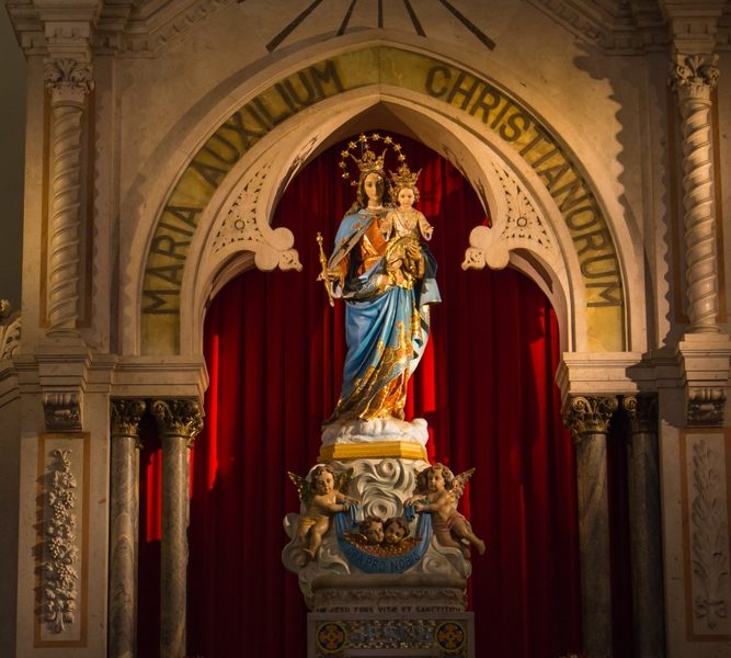 Nossa Senhora há de ser auxiliadora dos cristãos na luta contra os males