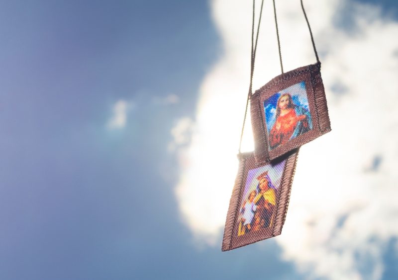 O escapulário como símbolo da promessa a uma súplica a Nossa Senhora do Carmo