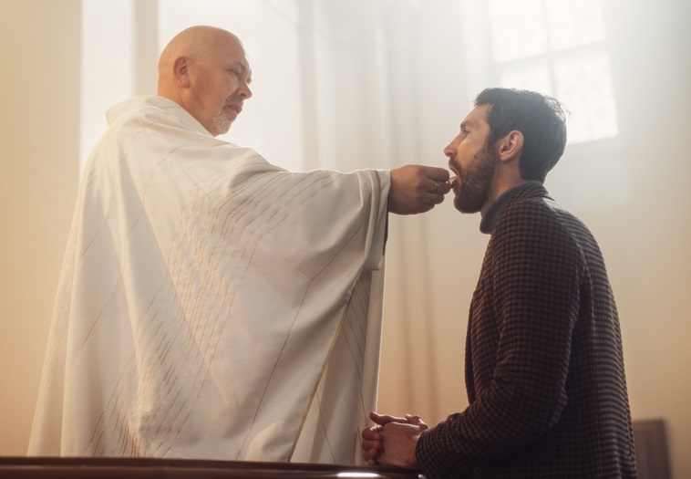 Como receber a Sagrada Comunhão na boca com reverência e conforme as recomendações da Igreja