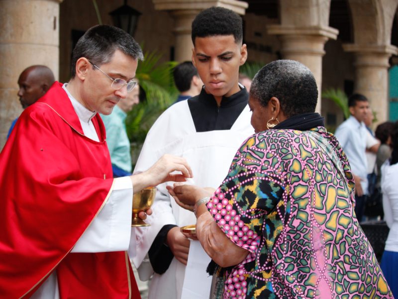 Comungar de joelhos ou em pé: qual é a orientação da Igreja?