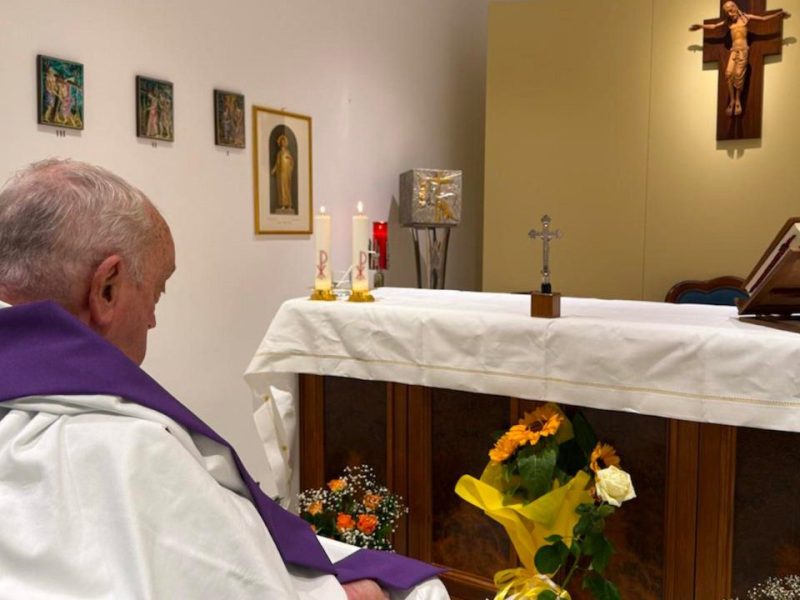 Na capela do Hospital Gemelli, Papa Francisco concelebra Santa Missa e foto é divulgada