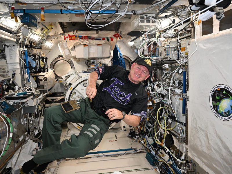 Após nove meses preso no espaço, astronauta conta como confiar em Deus o sustentou todo tempo