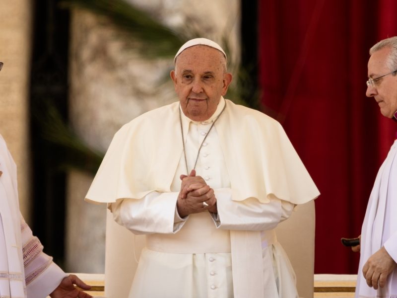 Ainda hospitalizado, Papa Francisco comemora mais um ano de pontificado