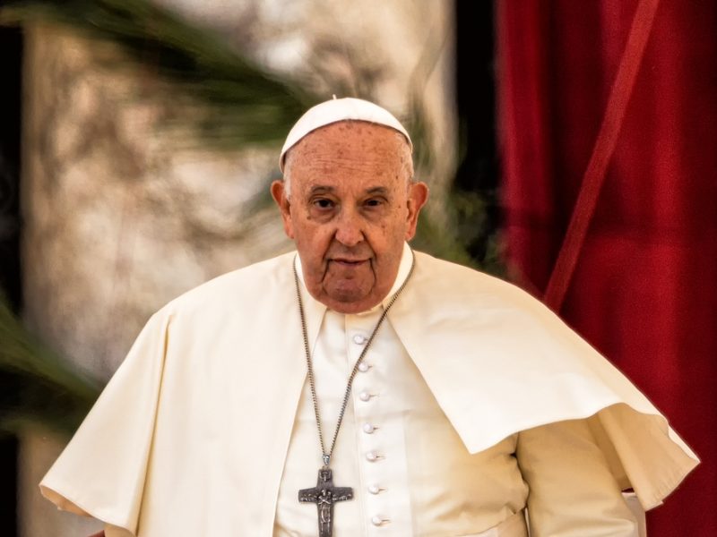 Ventilação mecânica suspensa indica avanço na recuperação do Papa